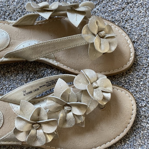 Born B.O.C  Floral Thong Sandals Womens 7M Gold Leather Flat Coquette Fairy - Picture 3 of 8